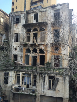 لبنان پر از ساختمان‌های ویران و رها شده است. انگار لبنانی‌ها ناگهان همه‌چیز را رها کرده‌اند و رفته‌اند